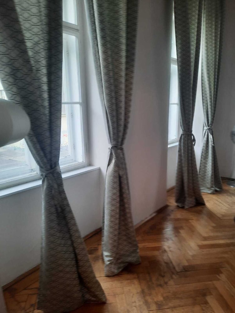 Spacious 2BR 1LR Apartment Central Area