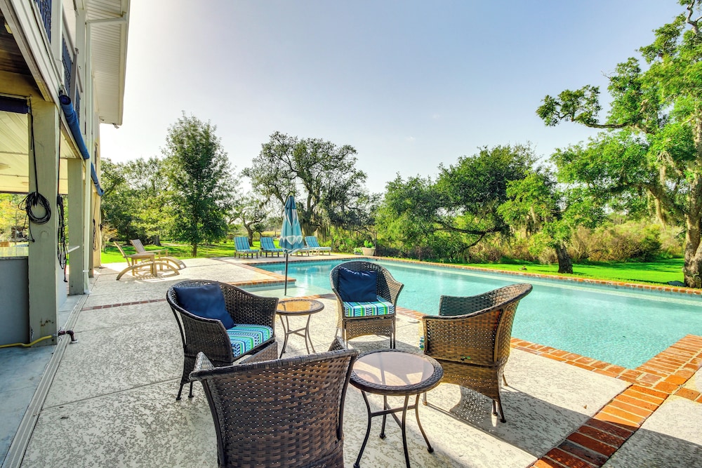 Pool, Fire Pit & Tennis Court: Gem in Bay St Louis