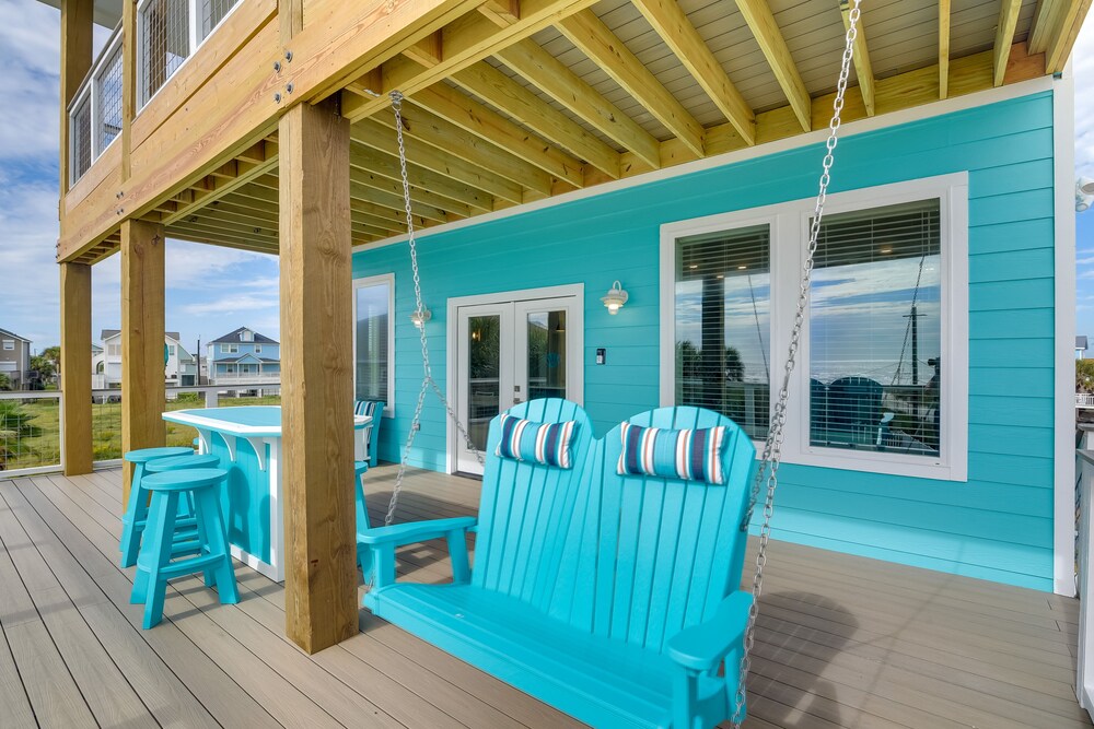 Steps to Beach: Vibrant House in Galveston!