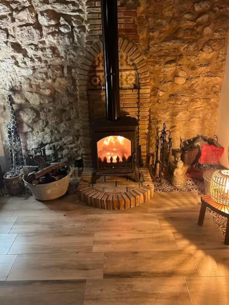 House -sleeps6, Pet Friendly, Garden, Fireplace