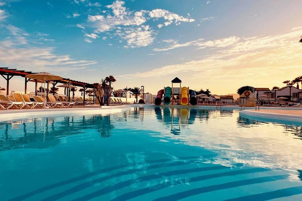 Caleta de Fuste Apartment- Sleeps4- Pool- Garden