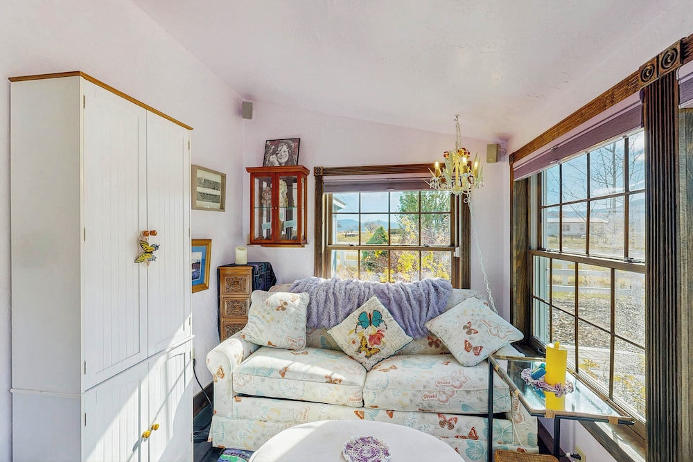 Unique 3br: Mountain Views, Hot Tub & Wood Stove