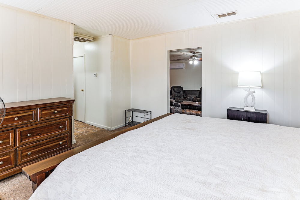 7 Mi to Dtwn Odessa: Home w/ Large Yard!