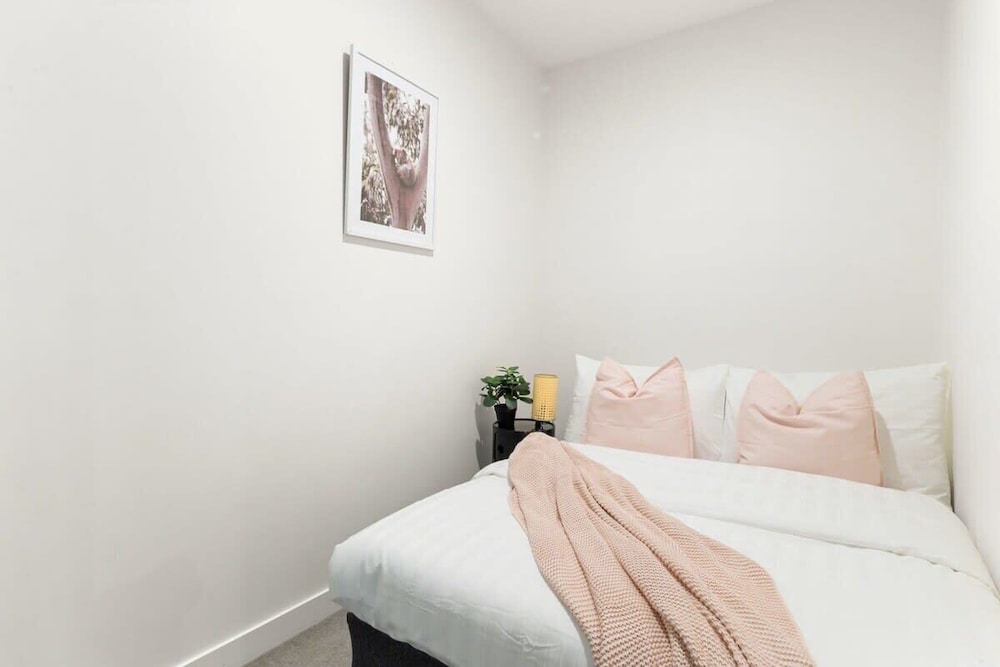 Stylish & Modern 2BR Apt Near Victoria Market