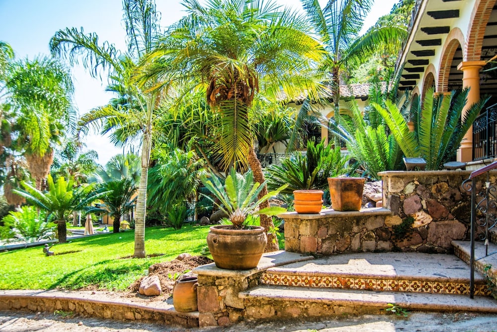 Anana Rancho San Rafael Pool and Lake Views