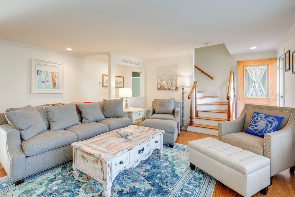 6 Mi to Beach: Home w/ Deck in Brewster!