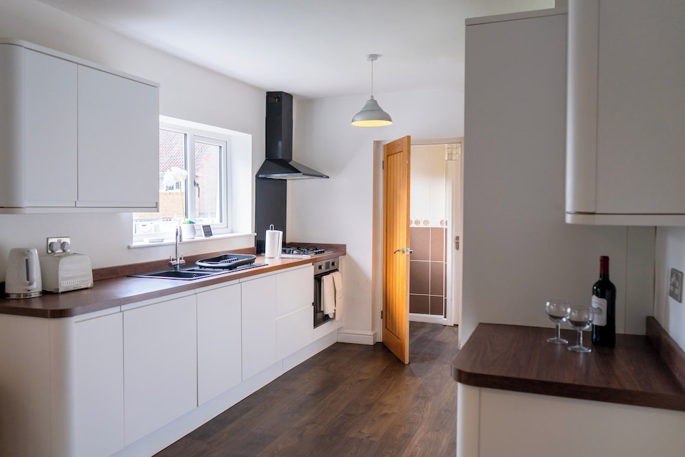 House - Sleeps 10 - Parking - Stn Close