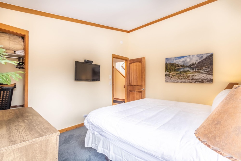Tennis Townhome #1337 by Summit County Mountain Retreats