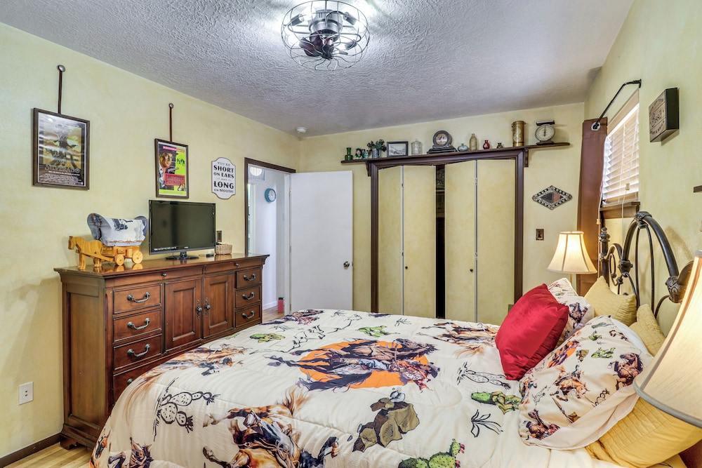 Outdoor Bar & Large Pool: Retro ABQ Retreat!