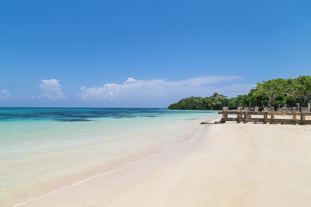 Silver Palms Charming 1BR Private Beach and Pool view 4