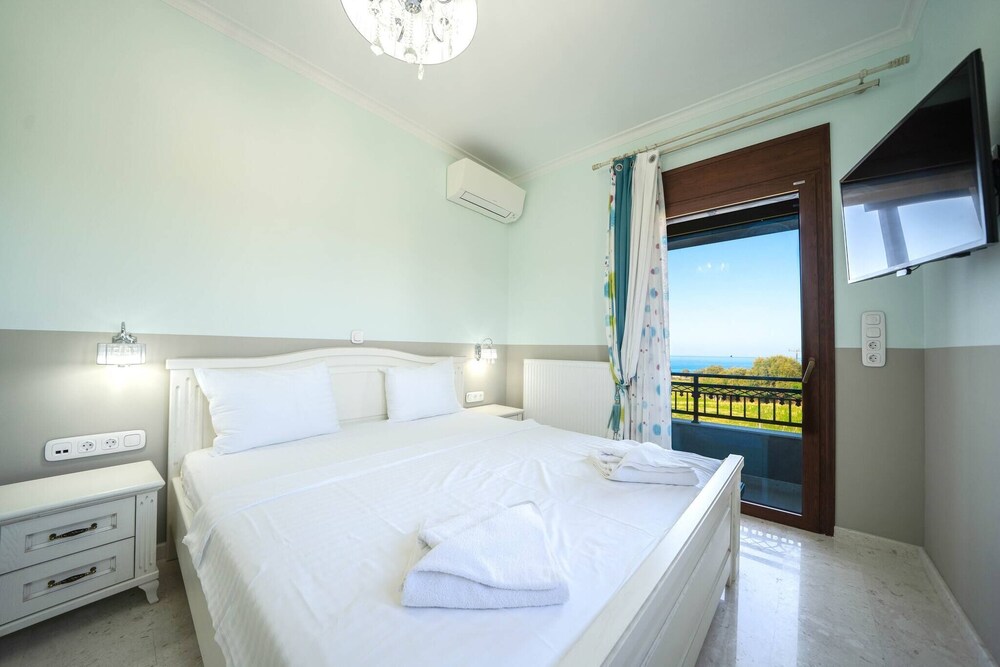 Karyo Villa,- 4bd, 3min On Foot From The Beach!