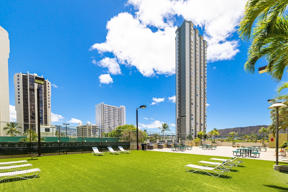 Waikiki Sunset Close to Beach with Parking