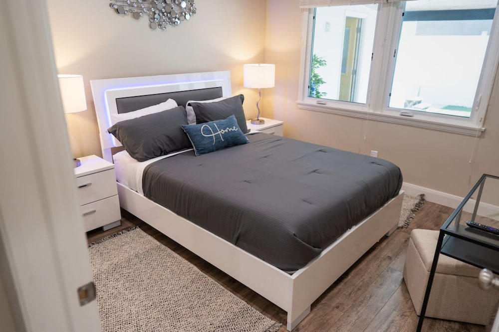 Remodeled 3BR House w Hot Tub Fenced Yard p58
