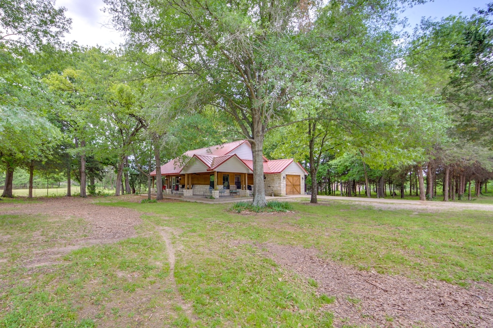 Dog-friendly Wills Point Home w/ Grill on 10 Acres view 4