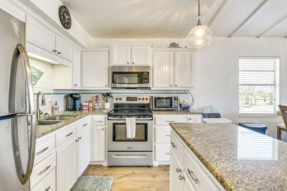 Walk to Beach: Ocean-view Home w/ Deck in Freeport