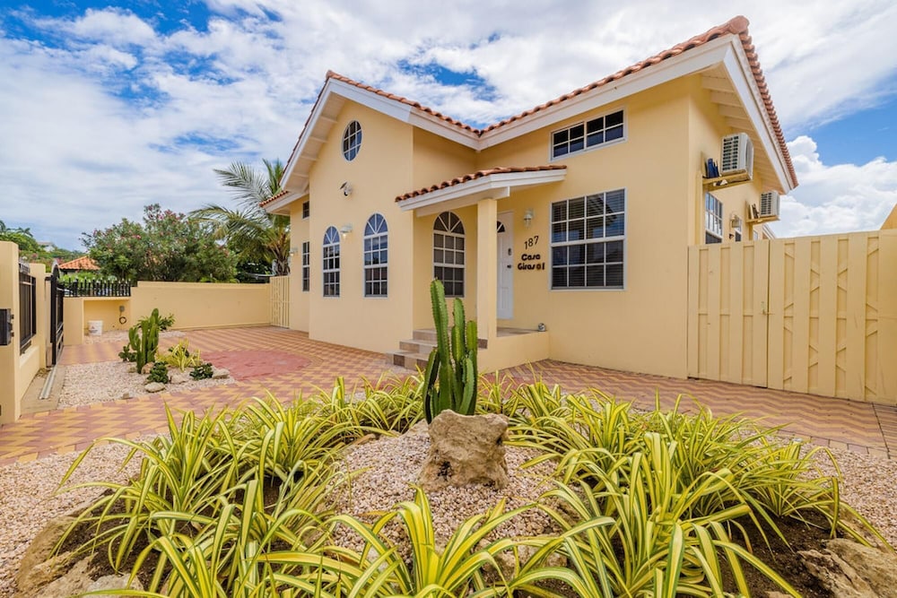Cute Cozy 3BR Great Location
