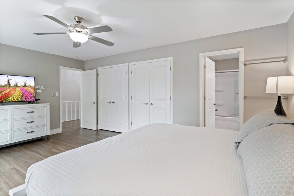 Our Cove Retreat - Perfect for Wave-free Swimming, Tanning & Prime Location Fun!