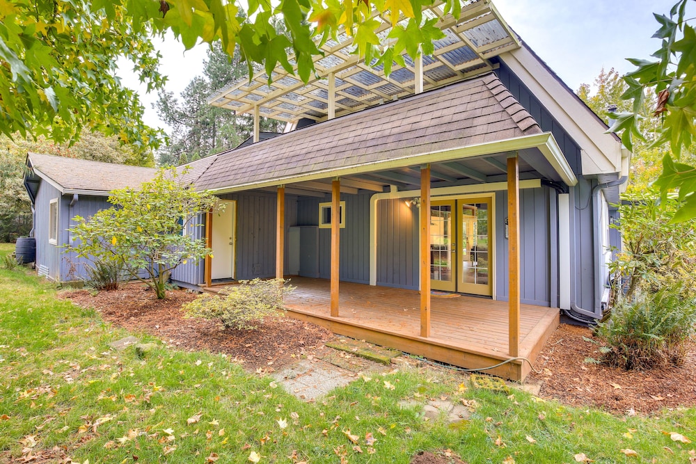 Modern Oregon Getaway w/ Fireplace, Yard & Deck view 4
