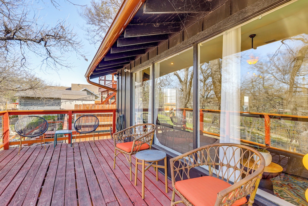 Creekside Cottage w/ Deck & Hot Tub in Belton