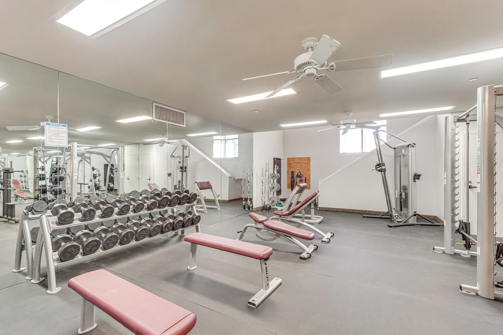 In Golf Course Community: Palm Desert Escape!