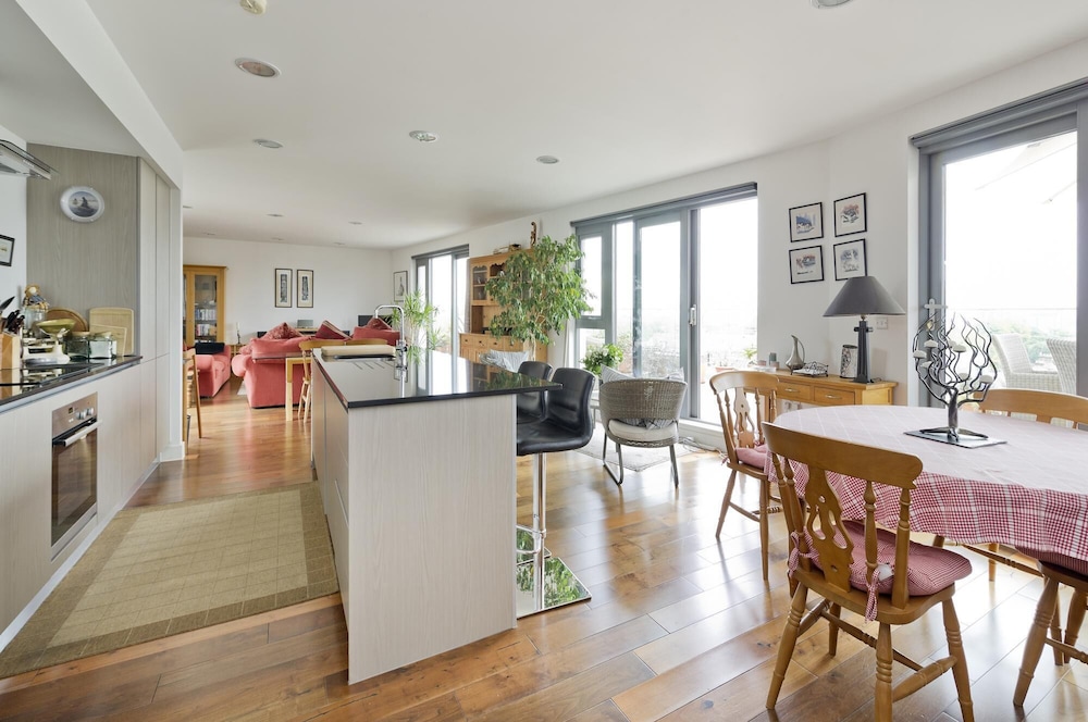 Superb Apartment With Terrace Near the River in Putney by Underthedoormat