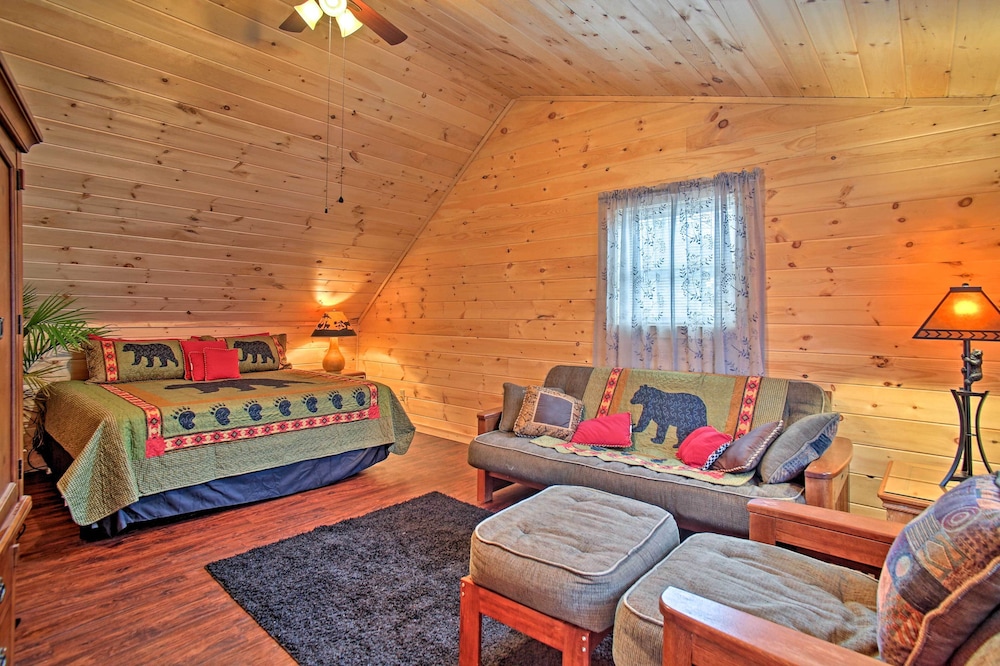 Creekside Cabin w/ Hot Tub in Gatlinburg!