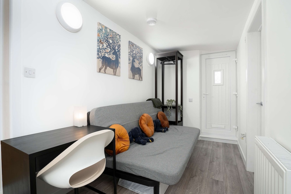 Modern 4 Bed House-free Parking