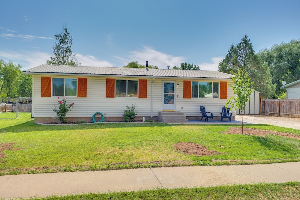 1 Mi to Main Street Vernal: Updated Home w/ Yard!