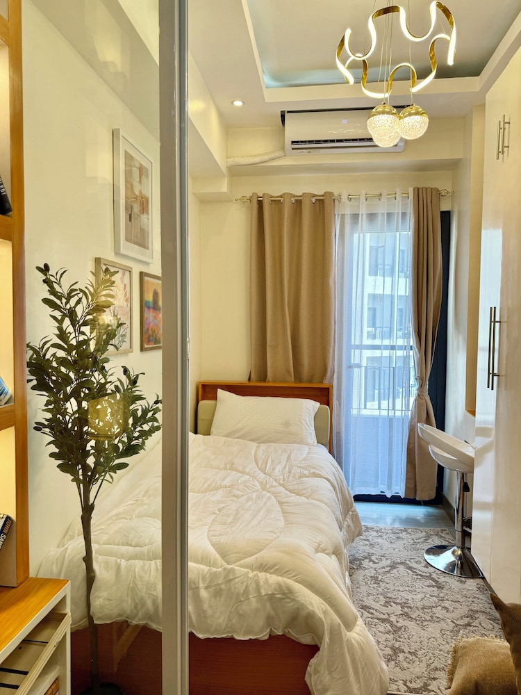 S&R Staycation Walk to SM Bicutan, With Karaoke,disney Plus, Netflix, Youtube
