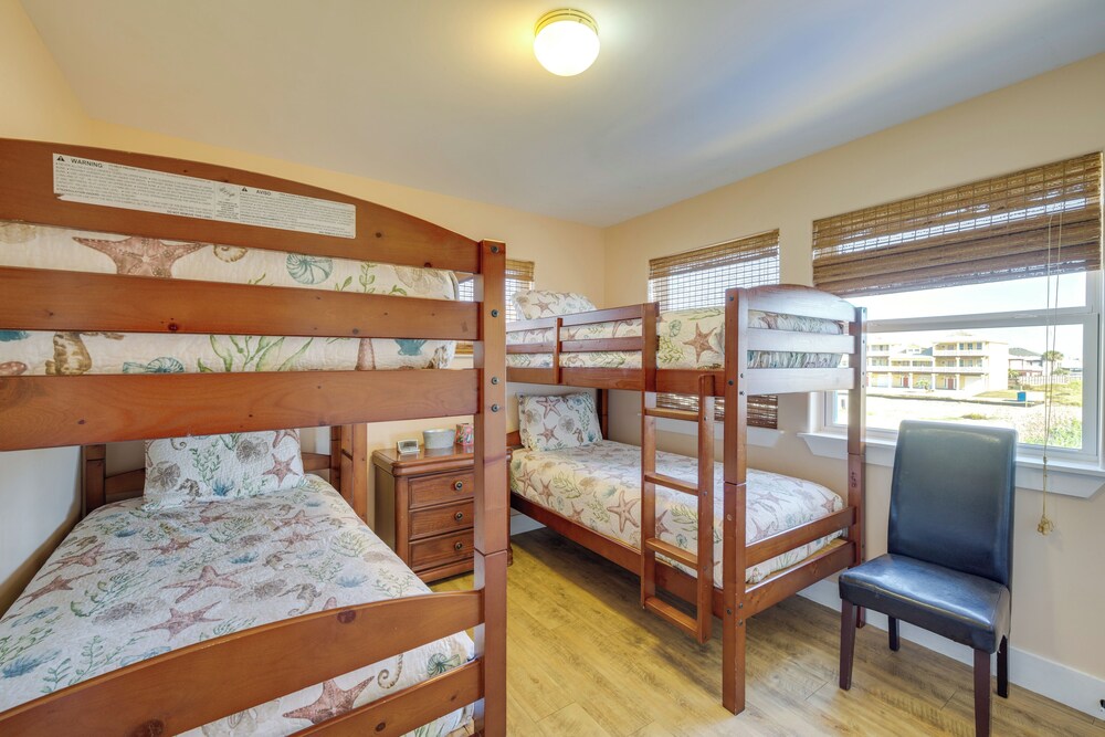 Port Aransas Home: Private Pool < 1 Mi to Beach!