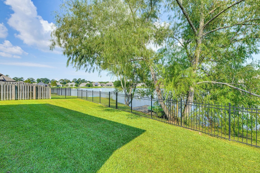 Fenced-in Yard & Pond Views: Home 18 Mi to Lsu!