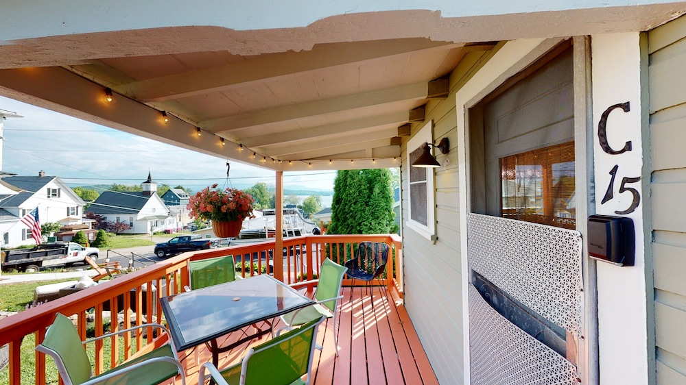Lakeview House & Cottages