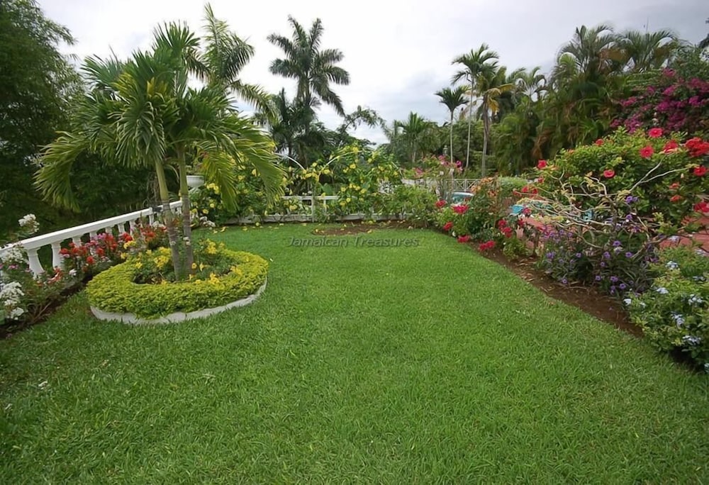 Stoneaway, 6BR by Jamaican Treasures