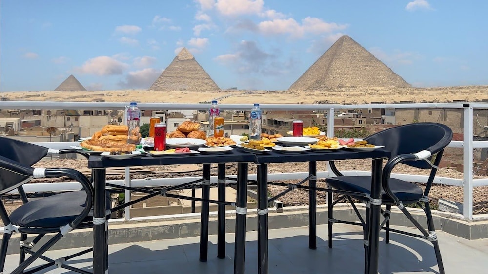 kings pyramids view inn