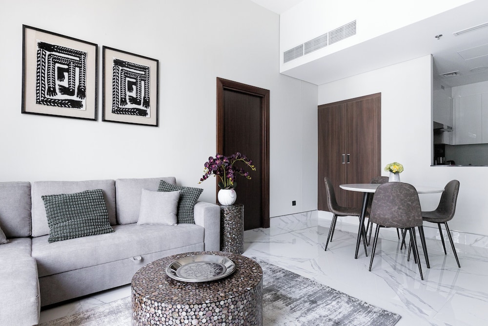 SIMPLY COMFORT Urban Chic Suites in J One Tower City & Canal Views