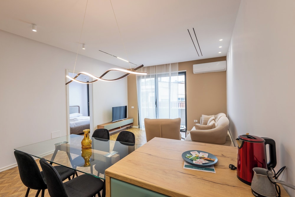 Tirent Apartment-Modern 1-Bedroom Stay Near Liqeni i Thatë