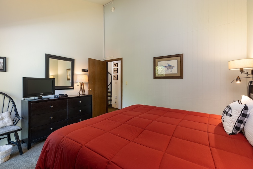 1196 Flying Dutchman 1 Bedroom Condo by RedAwning view 3