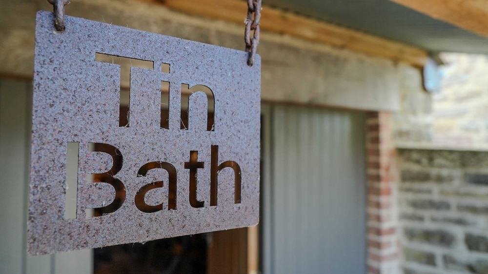 Host Stay Tin Bath