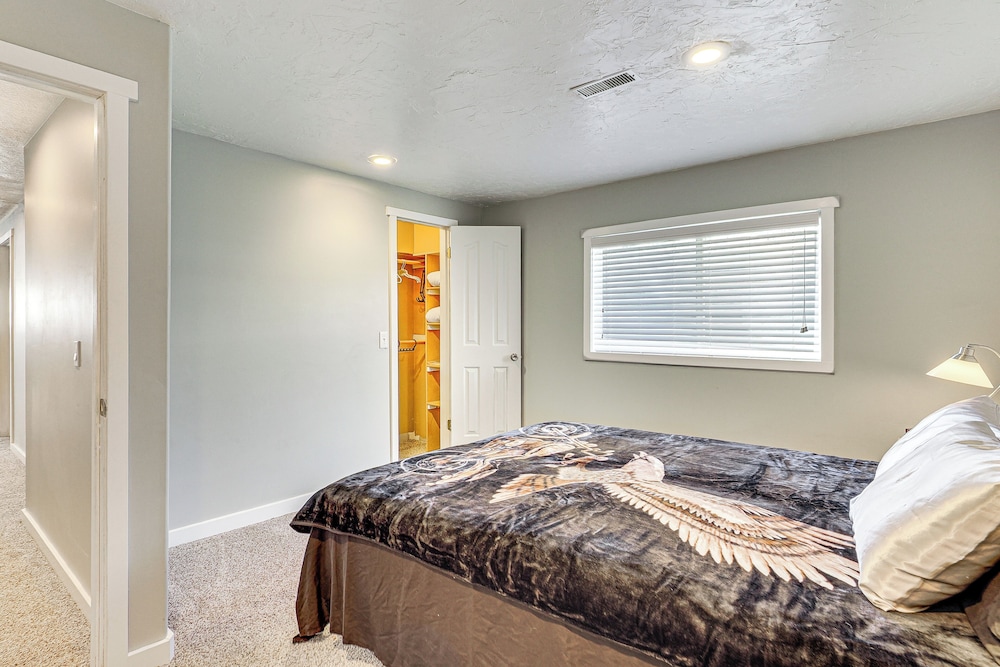Family Home w/ Fenced Yard Between Provo & Slc!