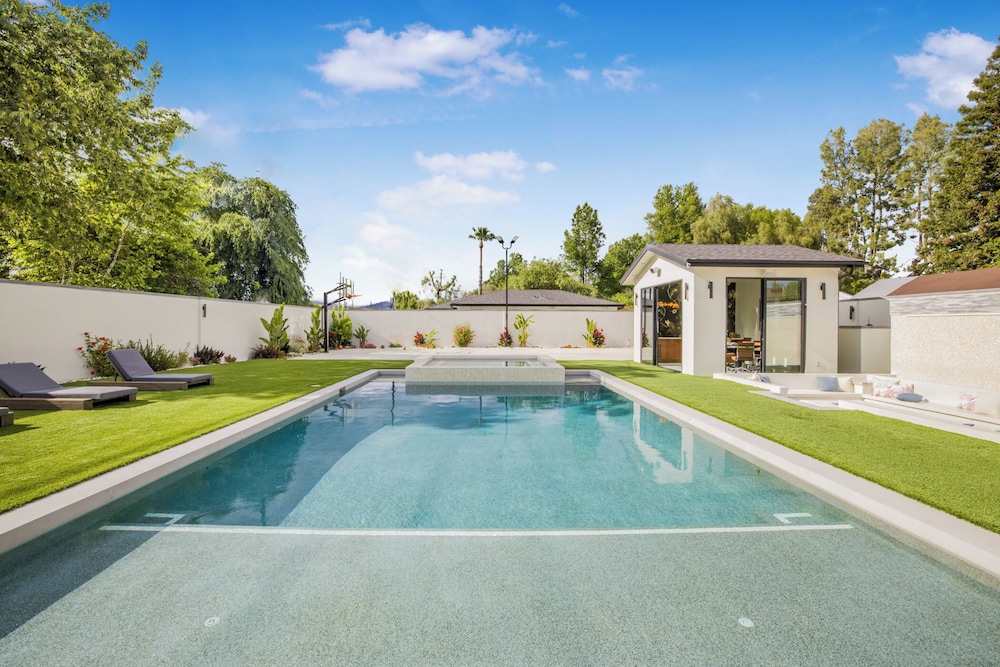 Villa Califa - Resort-style Living w/ Private Pool, Spa & Theater