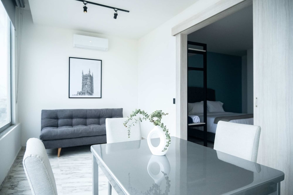 w Vibrant 1BR w Ocean View Near C Amurallada