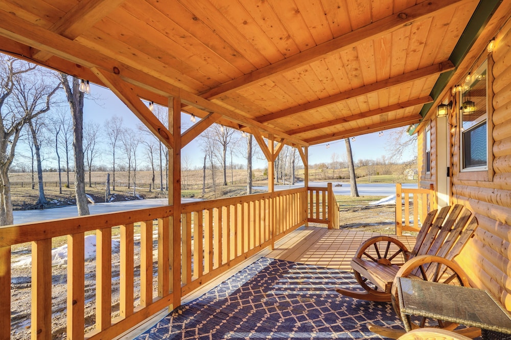 La Grange Cabin on a Racehorse Farm w/ Pond Views!