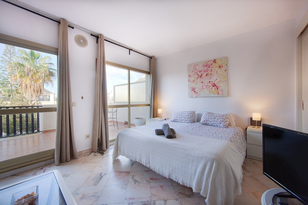 Studio in Marbella With Beachfront Pool