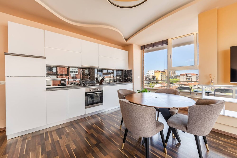 Spacious City-view Apartment Overlooking Shkod r