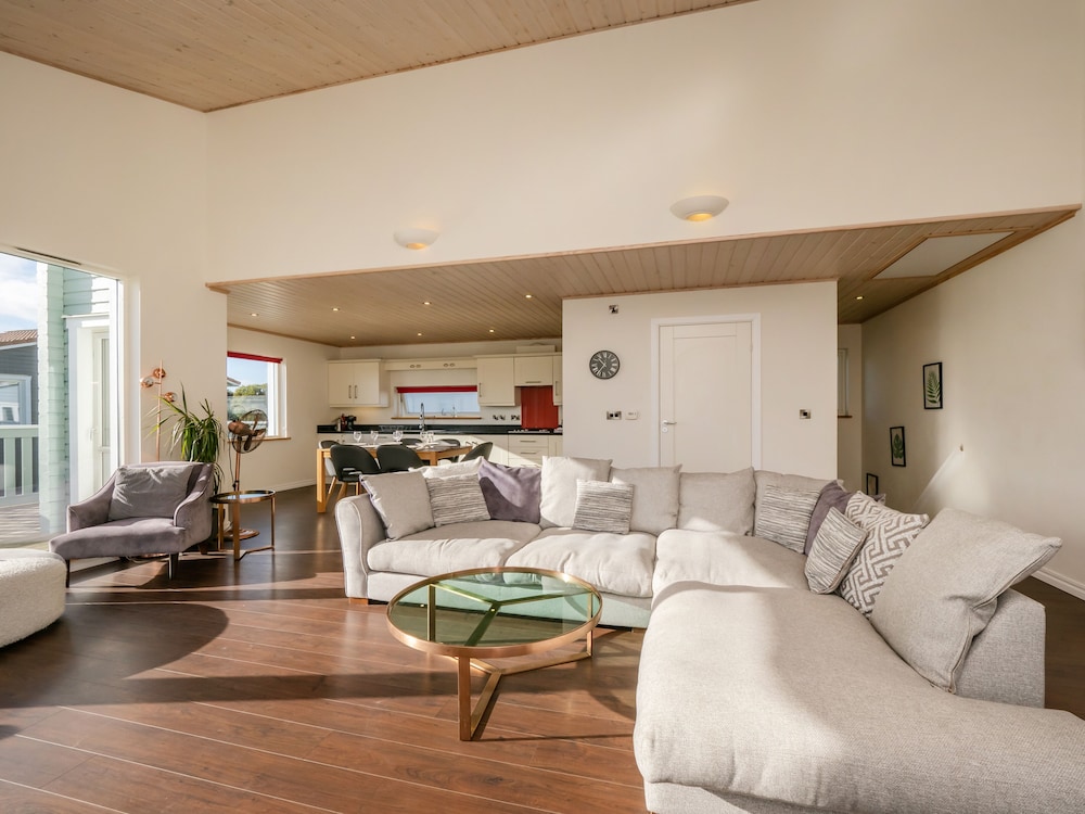 Luxury Lodge w/ Hot Tub on 400-Acre Estate