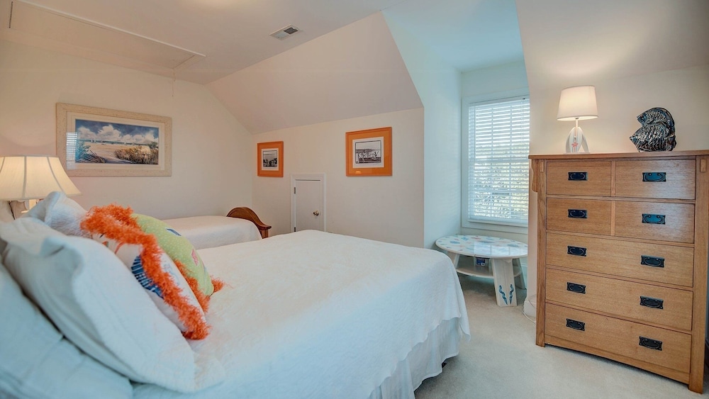 Inviting Beach Retreat With Wonderful Lake Views To Relax And Enjoy 5 Bedroom Home by Peace Vacations