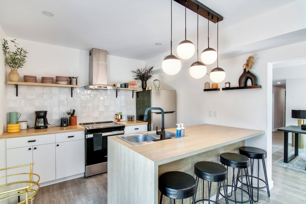 4BR Sleeps 10 Pet Friendly w/ Bbq!