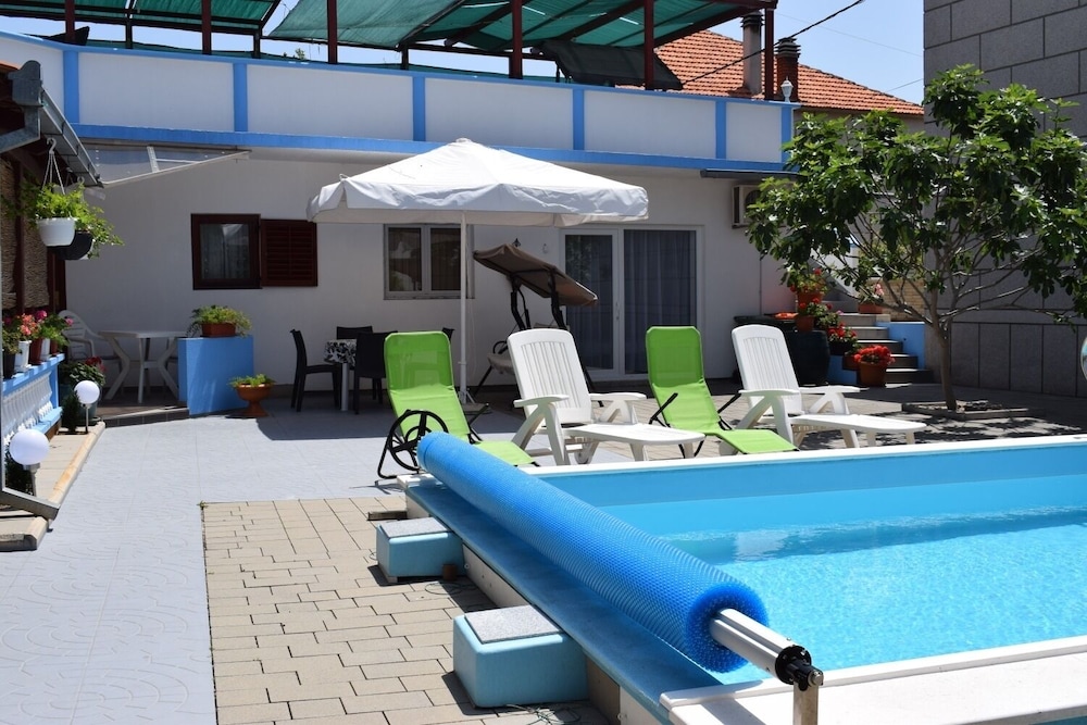 Den - With Pool - B1 view 5