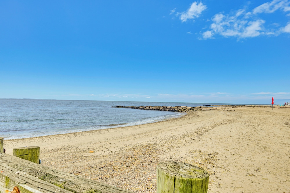 Inviting Beachfront Apartment in Hawk's Nest Beach view 5