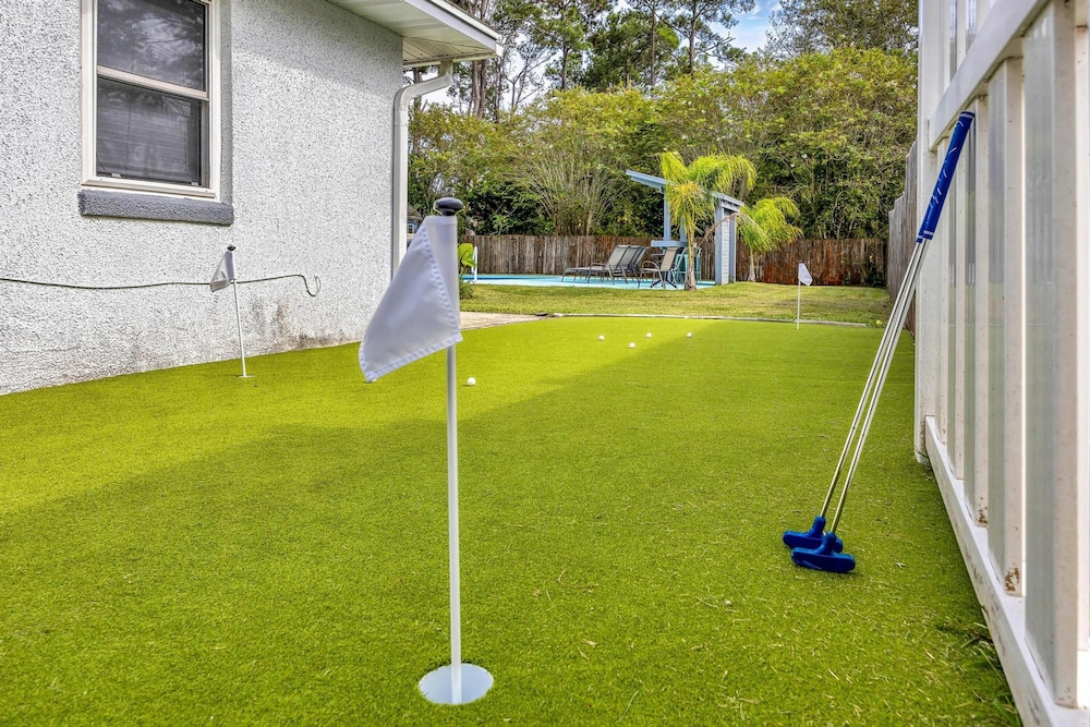 Sailfish Beach House - Pool Hottub Putting Green view 2